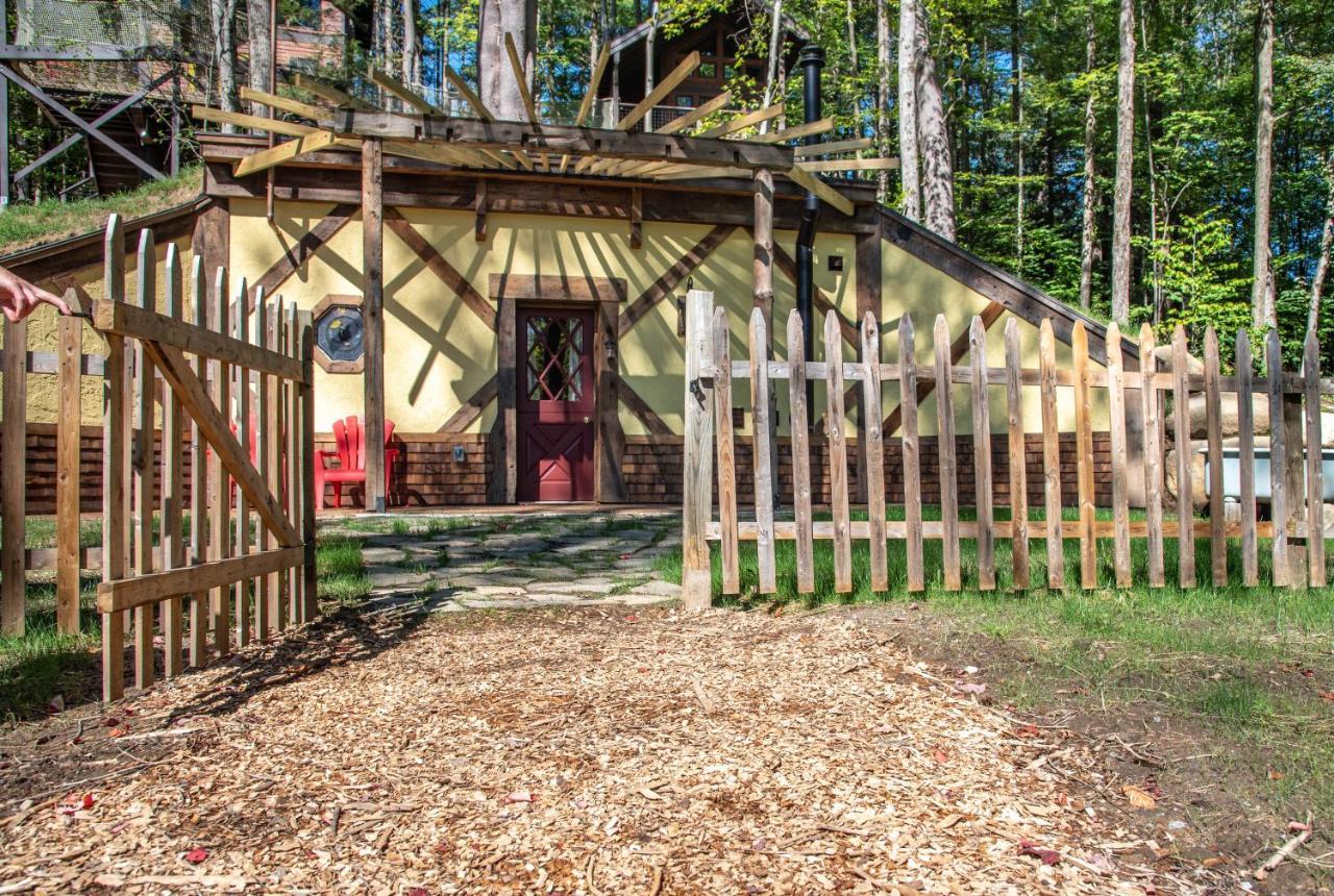 Trekker, Treehouses Cabins And Lodge Rooms Lake George Exterior photo